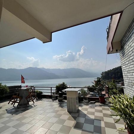 Hotel October Inn Pokhara Buitenkant foto