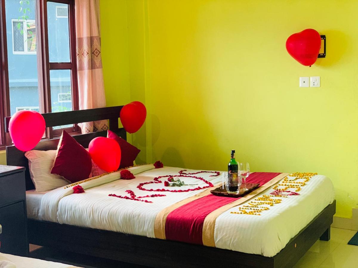 Hotel October Inn Pokhara Buitenkant foto