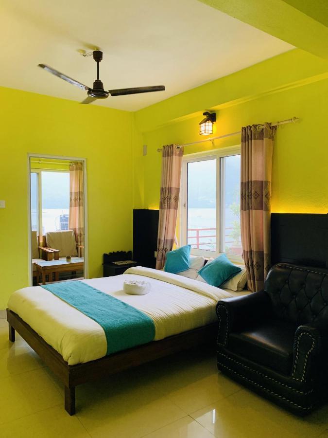 Hotel October Inn Pokhara Buitenkant foto