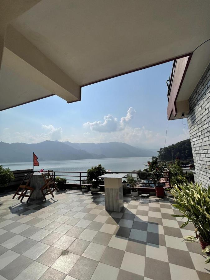 Hotel October Inn Pokhara Buitenkant foto
