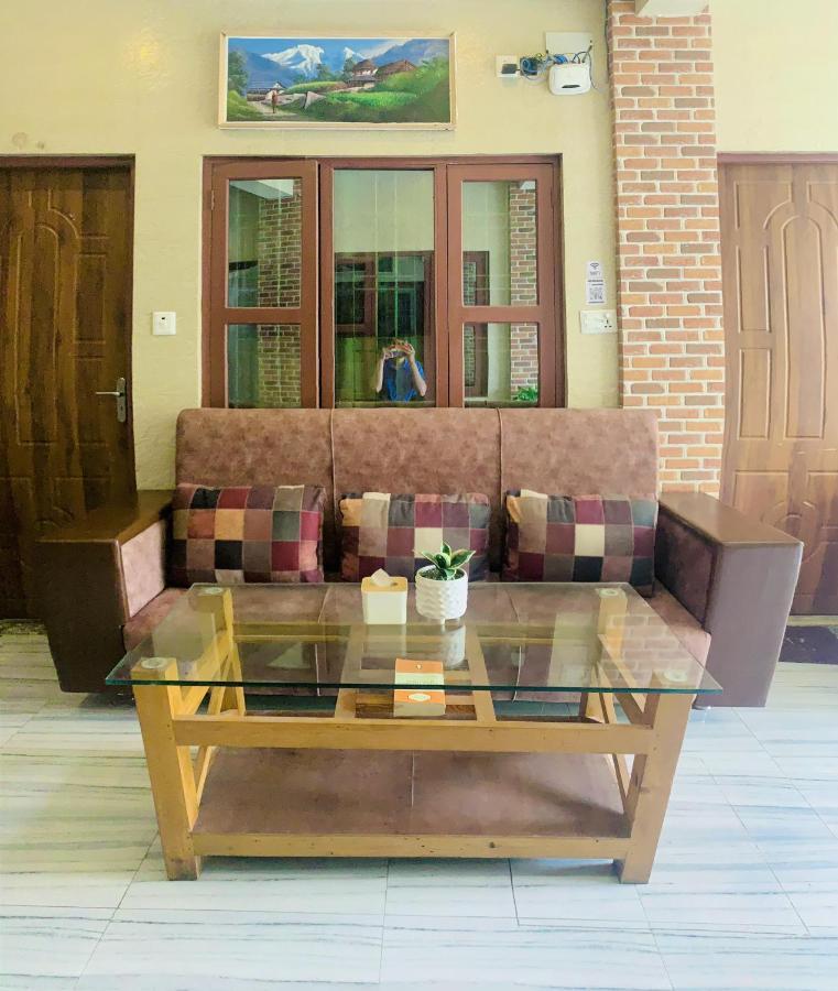 Hotel October Inn Pokhara Buitenkant foto
