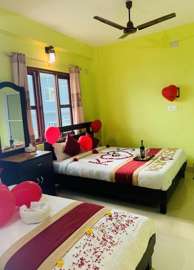 Hotel October Inn Pokhara Buitenkant foto