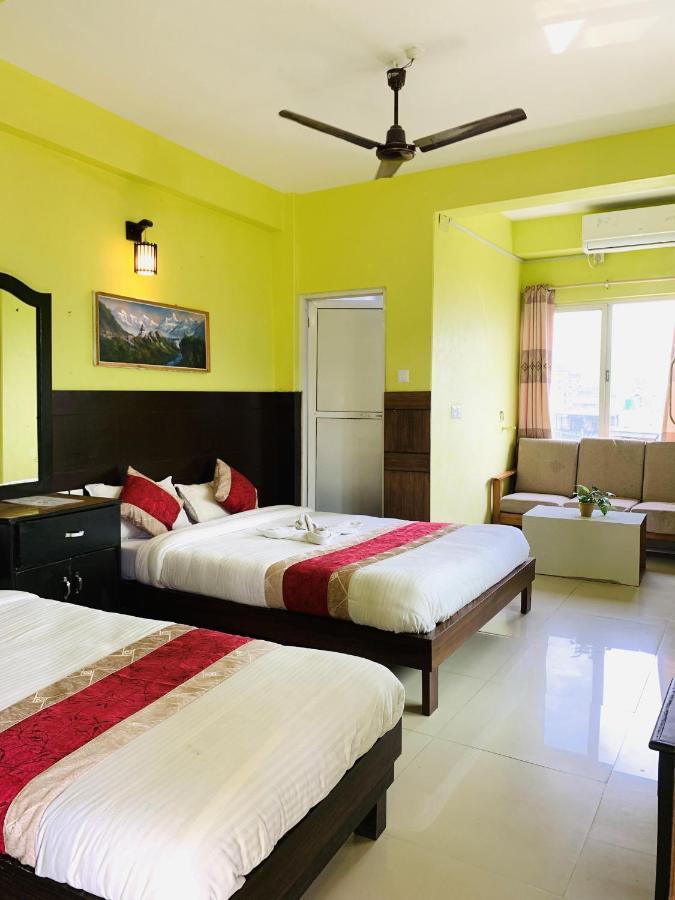 Hotel October Inn Pokhara Buitenkant foto