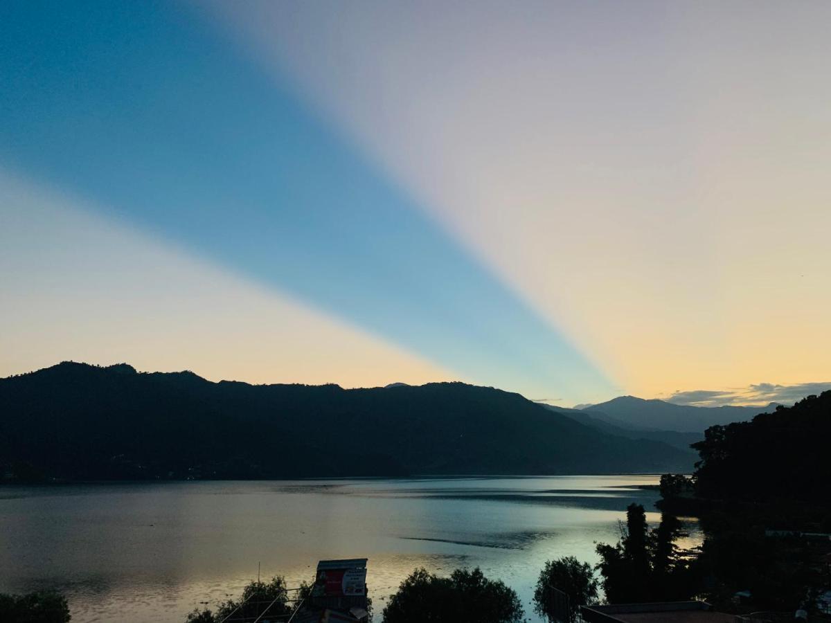 Hotel October Inn Pokhara Buitenkant foto