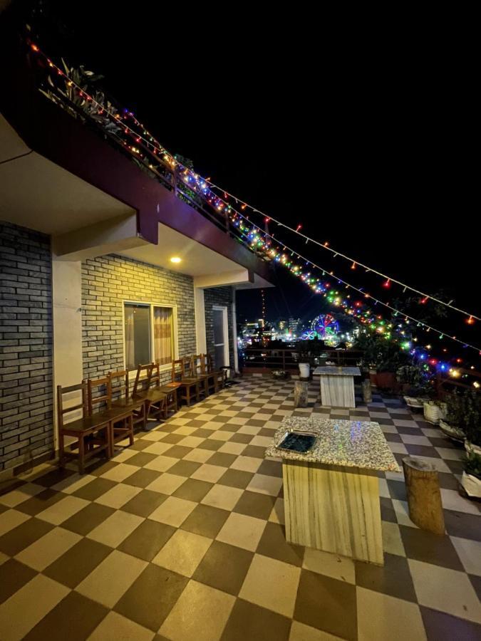 Hotel October Inn Pokhara Buitenkant foto