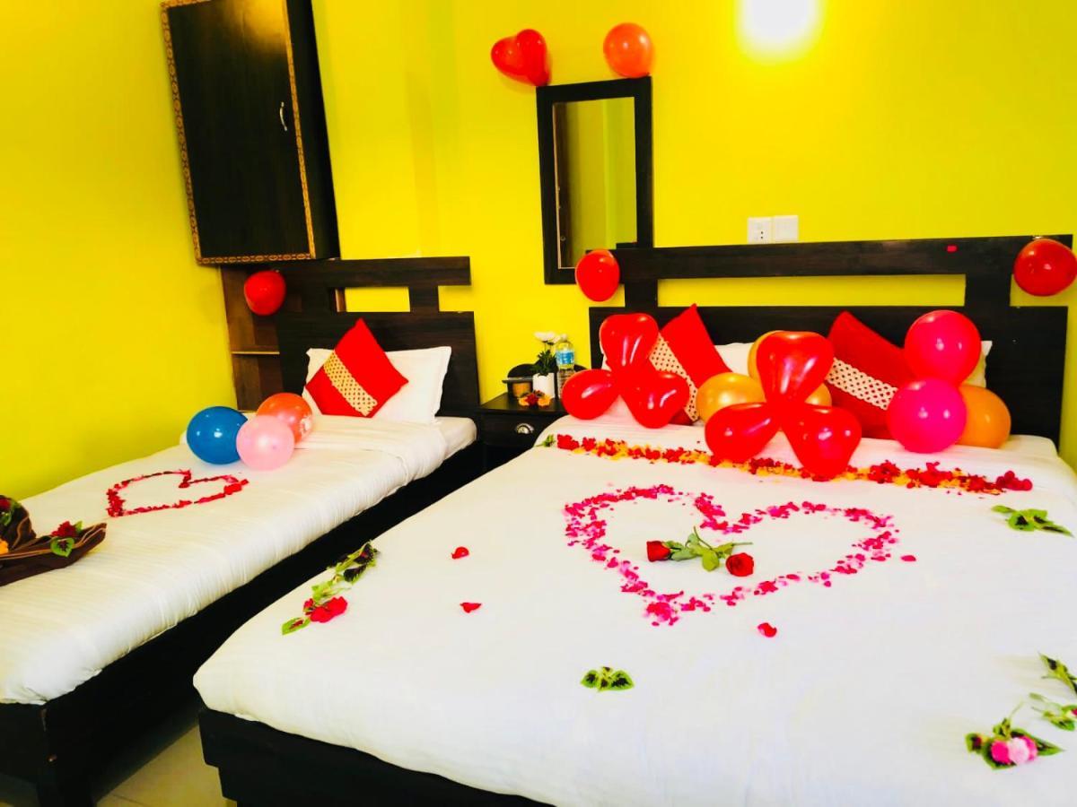 Hotel October Inn Pokhara Buitenkant foto
