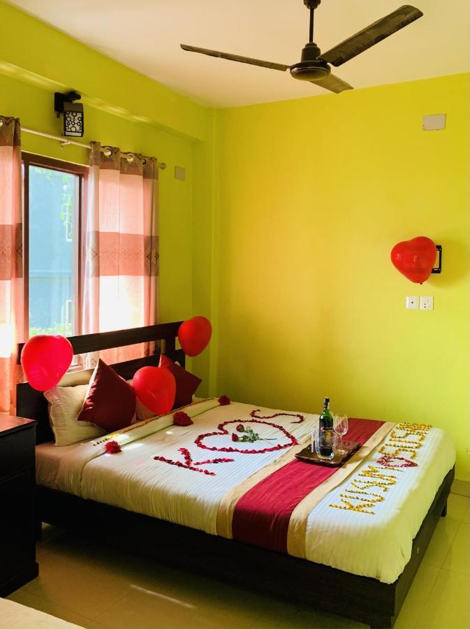 Hotel October Inn Pokhara Buitenkant foto