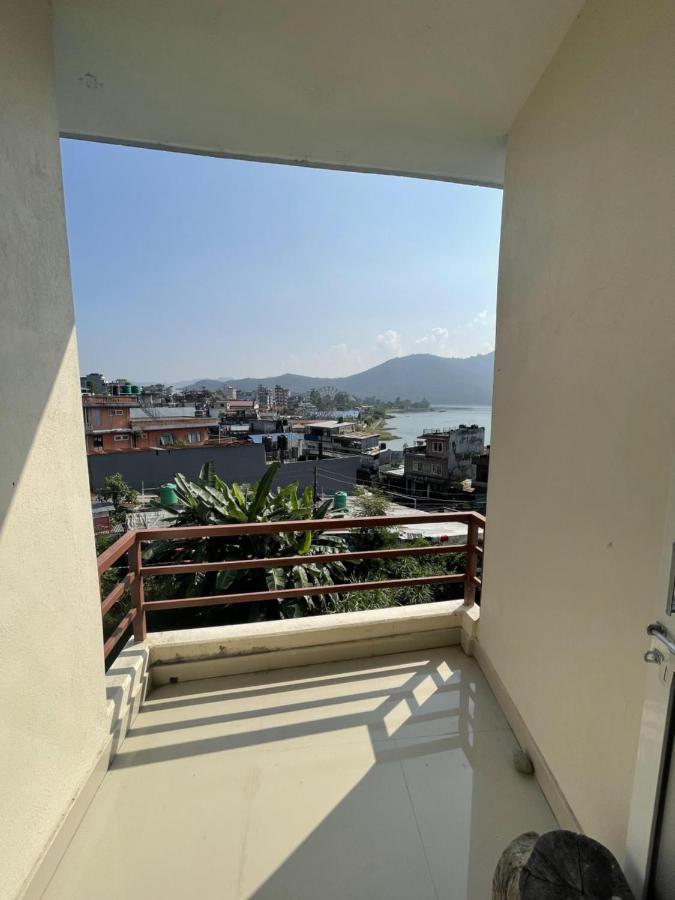 Hotel October Inn Pokhara Buitenkant foto