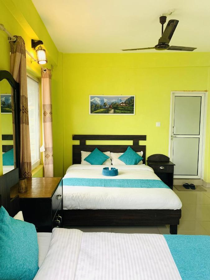Hotel October Inn Pokhara Buitenkant foto
