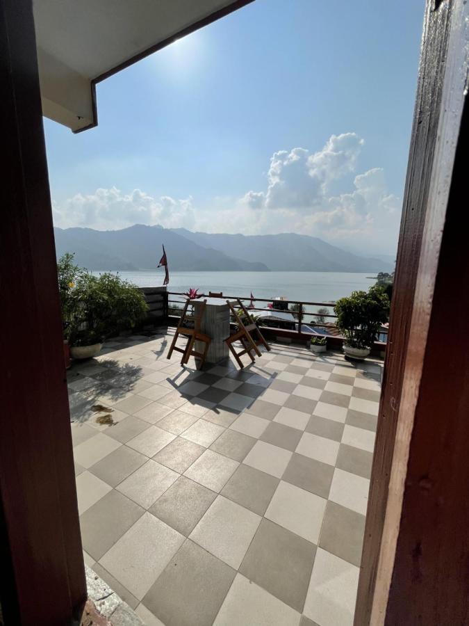 Hotel October Inn Pokhara Buitenkant foto