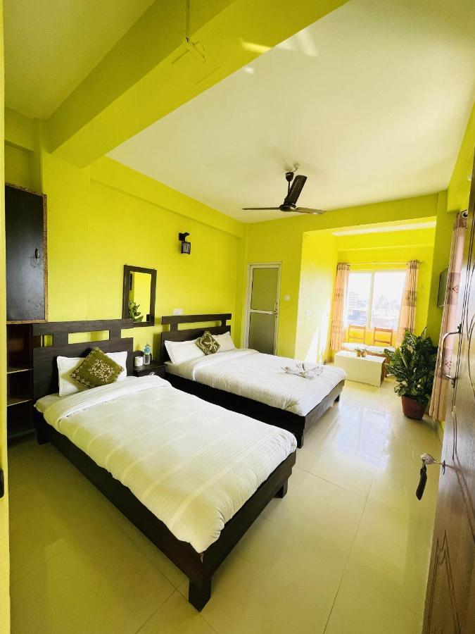 Hotel October Inn Pokhara Buitenkant foto