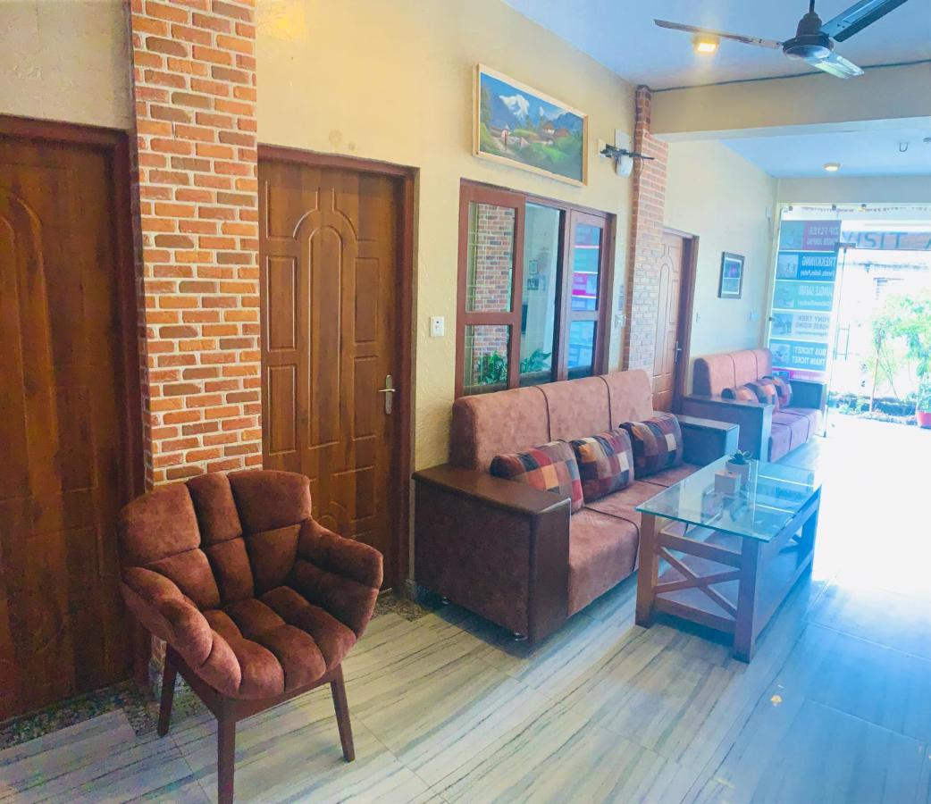 Hotel October Inn Pokhara Buitenkant foto