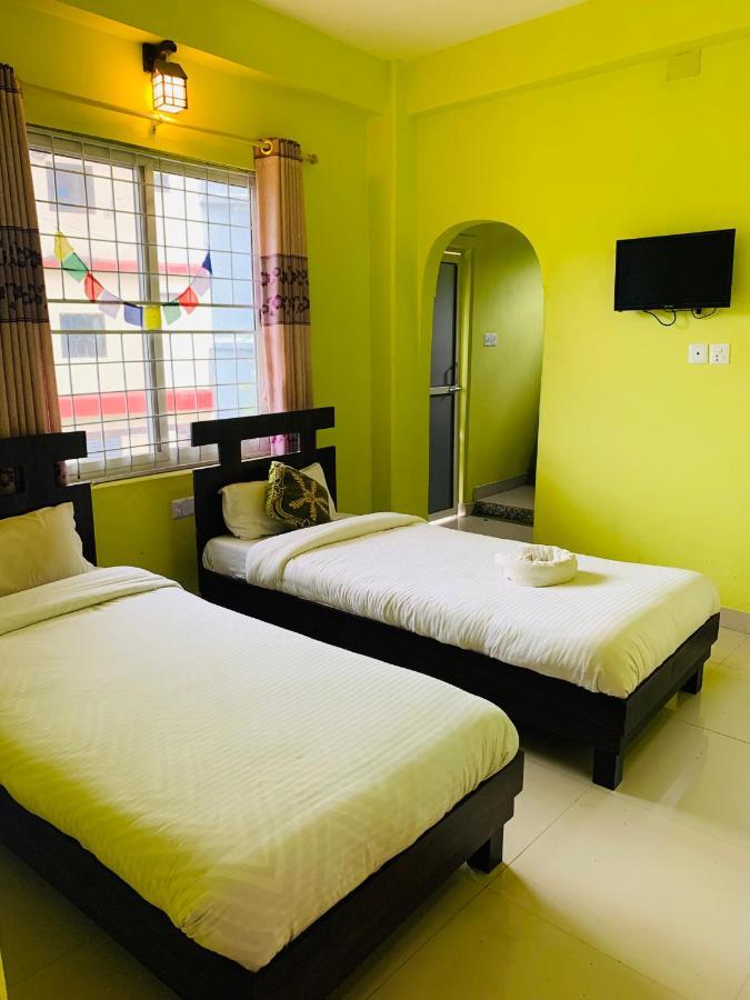 Hotel October Inn Pokhara Buitenkant foto