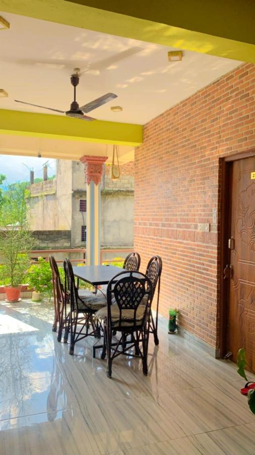 Hotel October Inn Pokhara Buitenkant foto