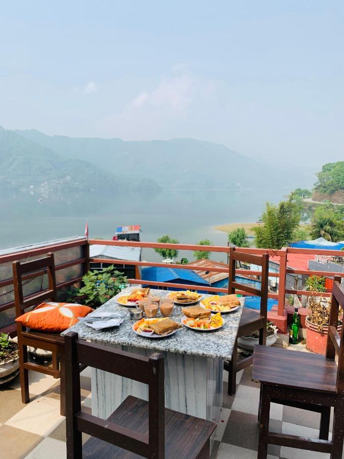Hotel October Inn Pokhara Buitenkant foto