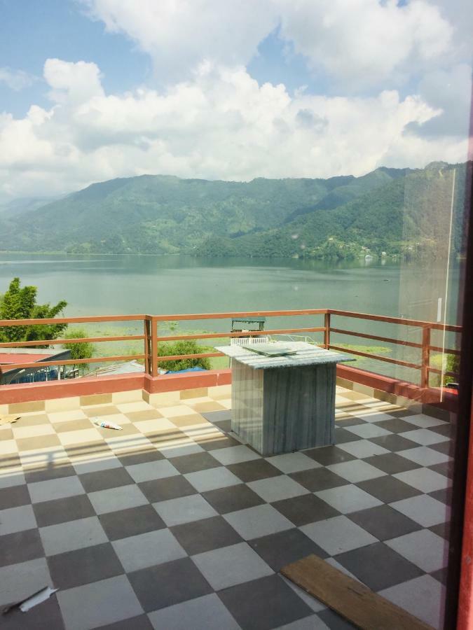 Hotel October Inn Pokhara Buitenkant foto