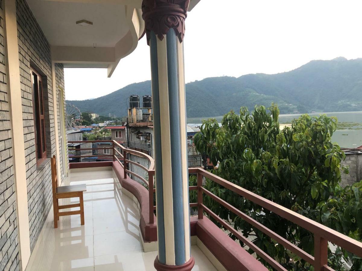 Hotel October Inn Pokhara Buitenkant foto