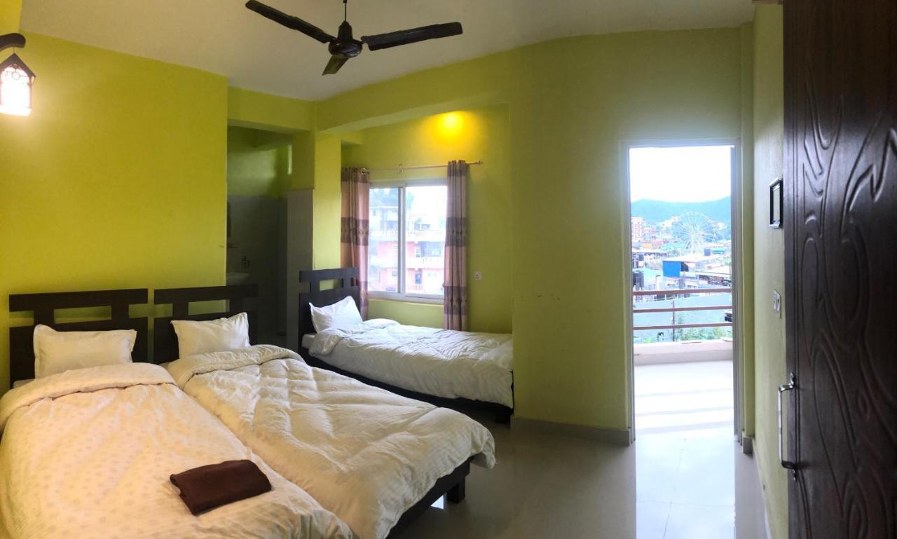 Hotel October Inn Pokhara Buitenkant foto