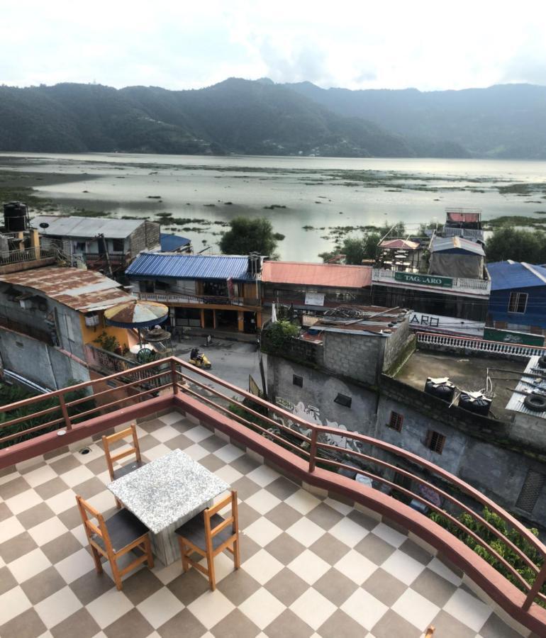 Hotel October Inn Pokhara Buitenkant foto